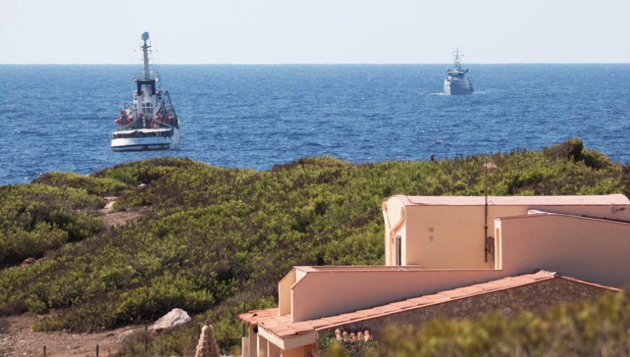 Buque de la Armada española recogerá a los migrantes del 'Open Arms' en isla de Italia