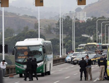 Sujeto armado mantiene 16 rehenes y amenaza con incendiar un autobús en Río de Janeiro