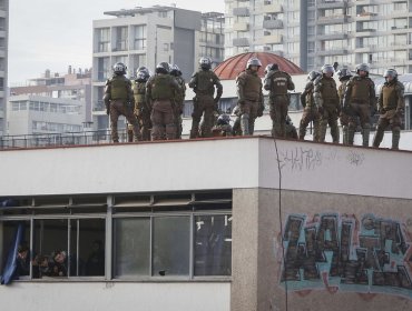 Fuerzas Especiales de Carabineros pasaron la noche en el techo del Instituto Nacional