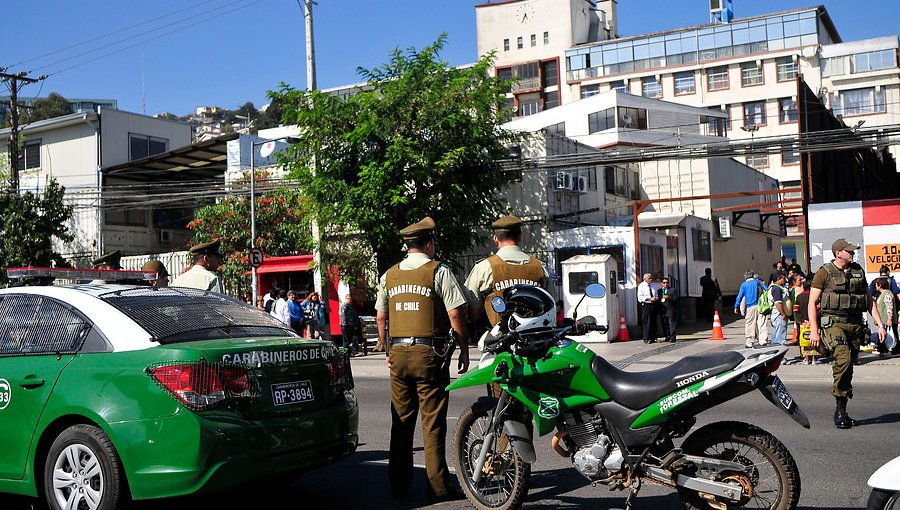 Cuatro personas ingresaron al Hospital de Viña con heridas de bala: acusan ataque desde un auto