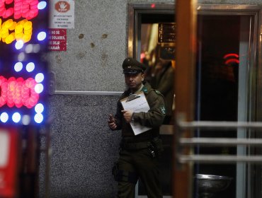 Cinco lesionados dejó caída de dos ascensores en edificio del centro de Santiago