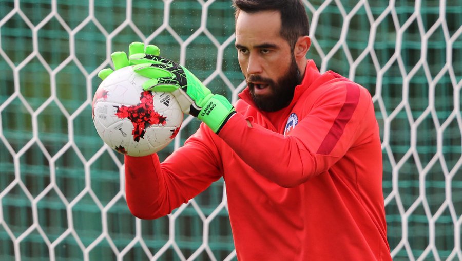 Claudio Bravo habría sido reservado para amistosos ante Argentina y Honduras