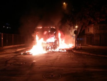 Encapuchados queman bus del Transantiago en barrio Yungay