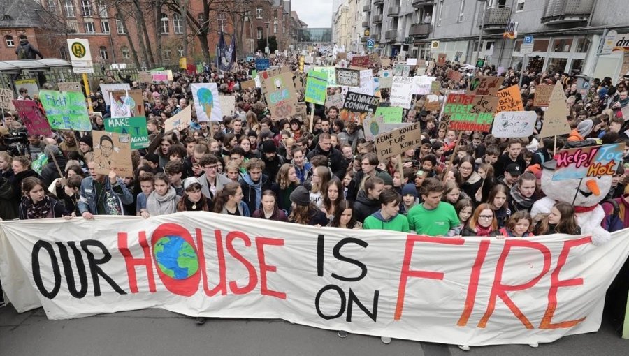 Jóvenes de todo el mundo protestan ante embajadas de Brasil por incendio en el Amazonas