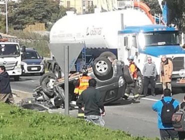 Camioneta termina volcada en el Camino Internacional de Viña tras colisionar con microbús: cuatro lesionados