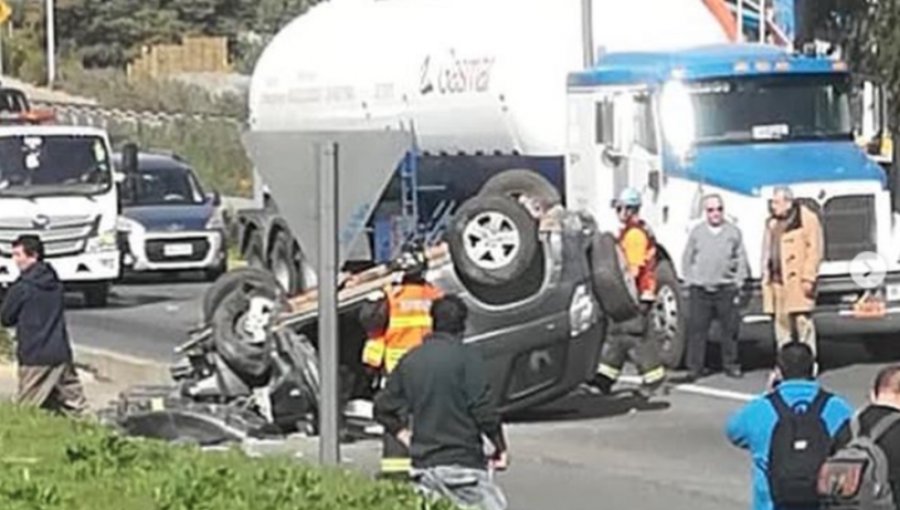 Camioneta termina volcada en el Camino Internacional de Viña tras colisionar con microbús: cuatro lesionados