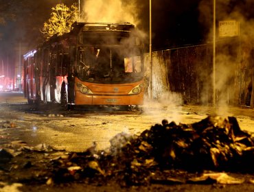 Tres fueron los buses de RED quemados por encapuchados en el barrio Yungay de Santiago