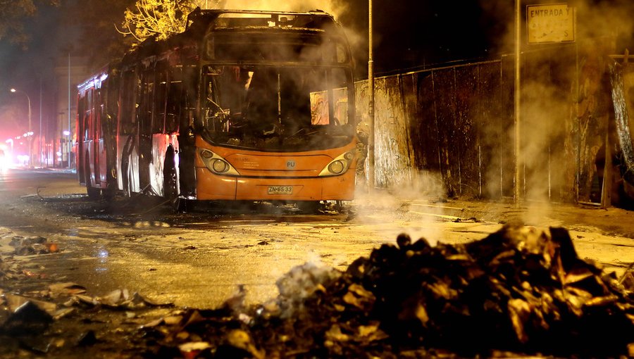 Tres fueron los buses de RED quemados por encapuchados en el barrio Yungay de Santiago