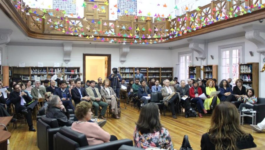 En conversatorio analizan cómo resguardar murales del casco histórico de Valparaíso