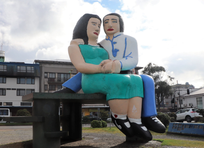 Seguirán sentados frente al mar: Polémica escultura de Puerto Montt no se moverá de su lugar