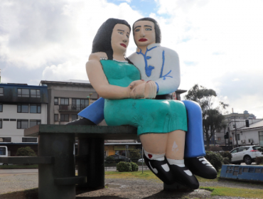 Seguirán sentados frente al mar: Polémica escultura de Puerto Montt no se moverá de su lugar