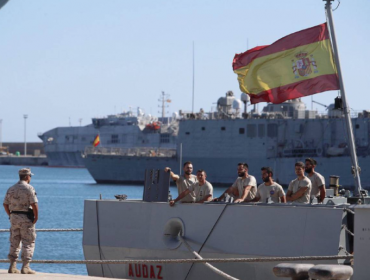 Los 15 migrantes del 'Open Arms' viajan hacia España a bordo de un buque de la Armada