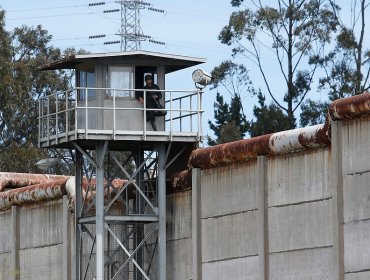 Mujer que ingresó a cárcel de Valparaíso habría compartido con dos gendarmes y sería pareja de peligroso interno