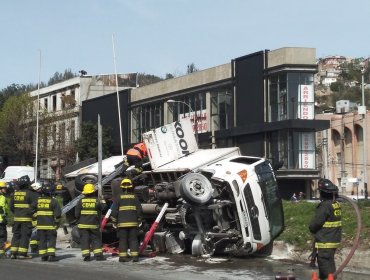 Camión volcó en curva de Santos Ossa con Av. Argentina: no hubo lesionados