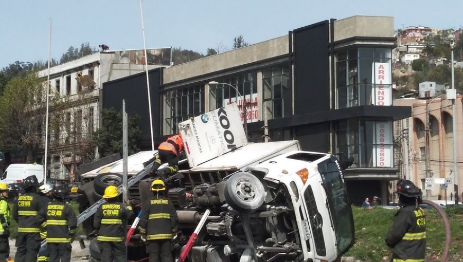 Camión volcó en curva de Santos Ossa con Av. Argentina: no hubo lesionados