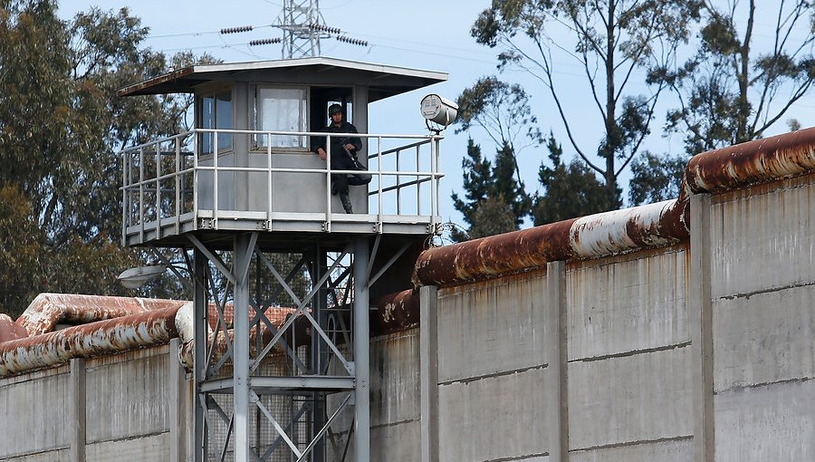 Mujer que ingresó a cárcel de Valparaíso habría compartido con dos gendarmes y sería pareja de peligroso interno