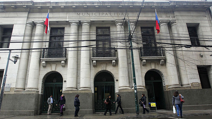 Manifestantes irrumpieron en sesión del Concejo de Valparaíso por situación de cementerios