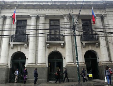 Manifestantes irrumpieron en sesión del Concejo de Valparaíso por situación de cementerios