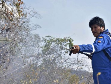 Evo Morales se vistió de bombero y combatió los incendios que afectan a Bolivia