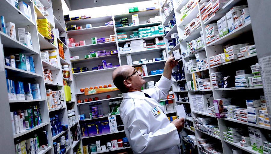 Informe revela que 59 comunas del país no cuentan con una farmacia