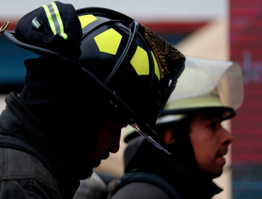 Hombre ingresó a robar a dependencias de Bomberos en Valparaíso, pero terminó cayendo desde el techo a un pozo