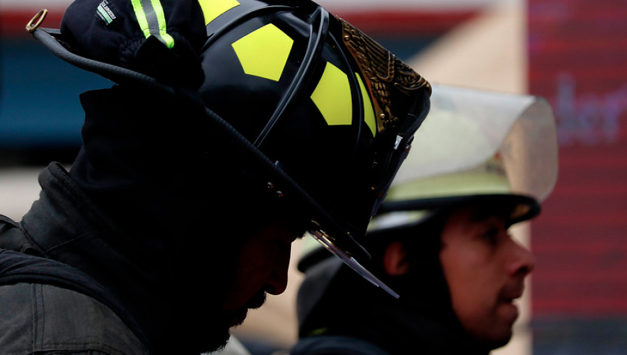 Hombre ingresó a robar a dependencias de Bomberos en Valparaíso, pero terminó cayendo desde el techo a un pozo