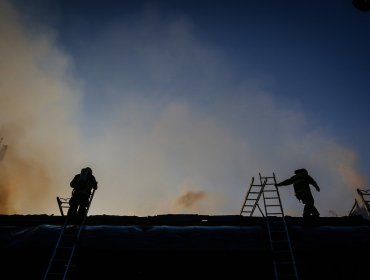 Incendio en el cerro Rocuant de Valparaíso consumió tres viviendas: bombera fue agredida