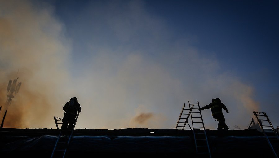 Incendio en el cerro Rocuant de Valparaíso consumió tres viviendas: bombera fue agredida