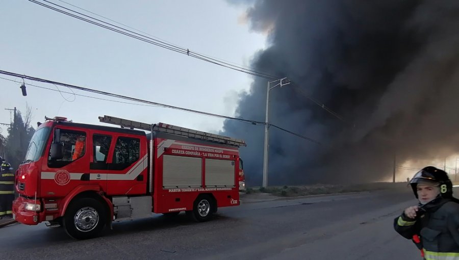 Incendio en fábrica de San Bernardo deja extensa columna de humo en el Gran Santiago