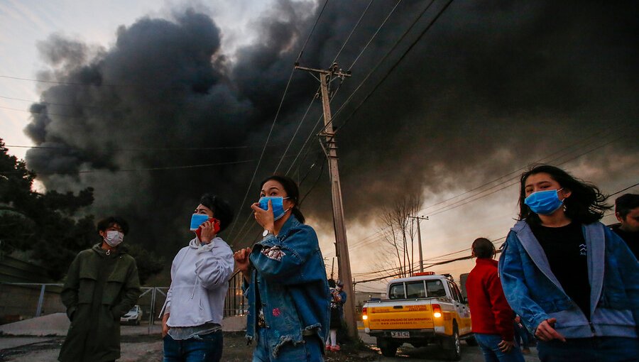 Incendio en bodegas de empresarios chinos en San Bernardo sigue sin ser controlado