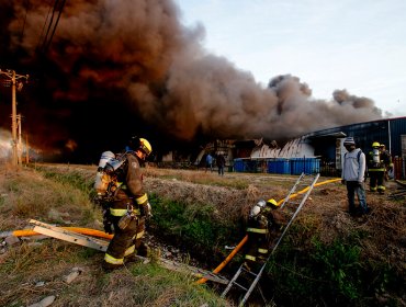 Incendio en San Bernardo: Arrendatarios desmienten presencia de tambores con aceite en bodegas