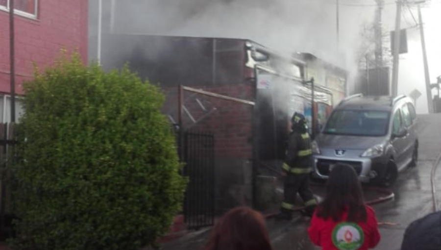 Incendio destruyó casa que era utilizada como negocio en Placilla: otra quedó con daños parciales