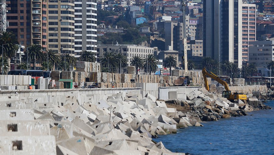 Proyecto Parque Barón dio su primer paso: instalan poderoso rompeolas en el borde costero