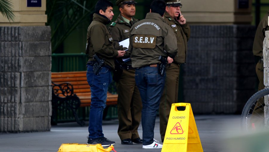 Carabineros busca a sujetos que realizaron “turbazo” en mall Plaza Vespucio