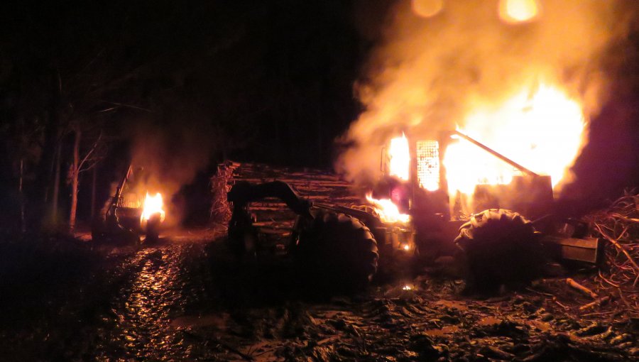 Nuevo ataque incendiario en La Araucanía dejó 8 vehículos quemados