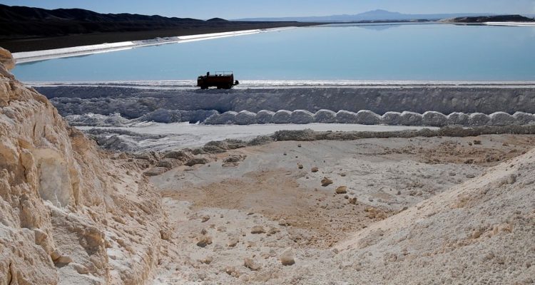 Declaran inconstitucional proyecto que busca declarar el litio como interés nacional