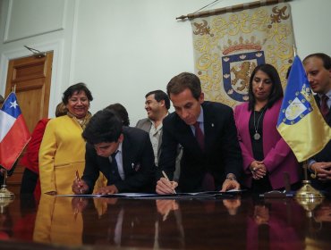 Municipio y alumnos del Instituto Nacional firmaron acuerdo para modernizar el establecimiento