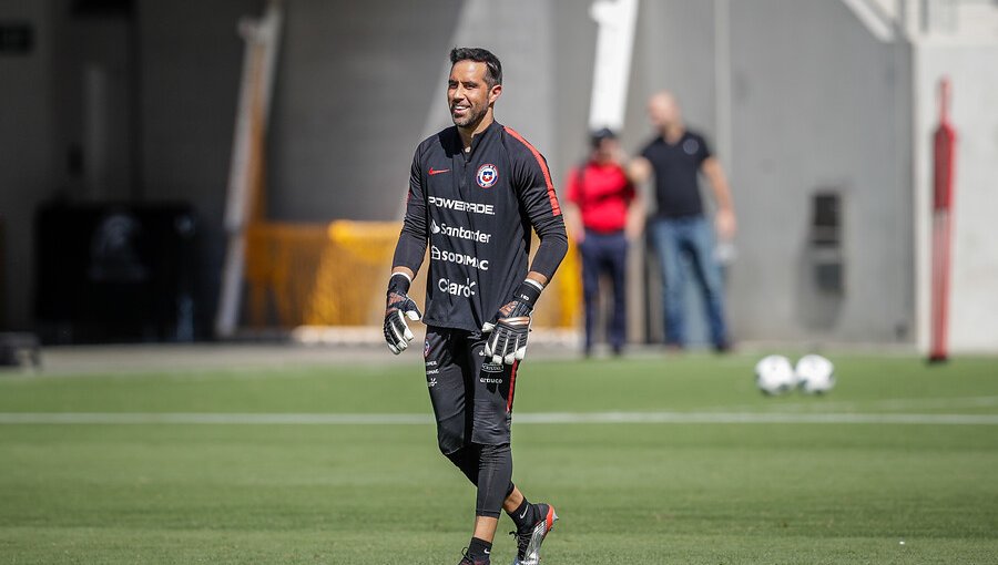 Los alegres Alexis y Bravo comandaron la práctica de la Roja en Los Ángeles