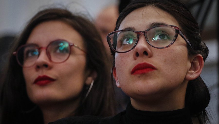 Pulso Ciudadano: La mitad de los chilenos prefiere el proyecto de jornada laboral de Vallejo y Cariola