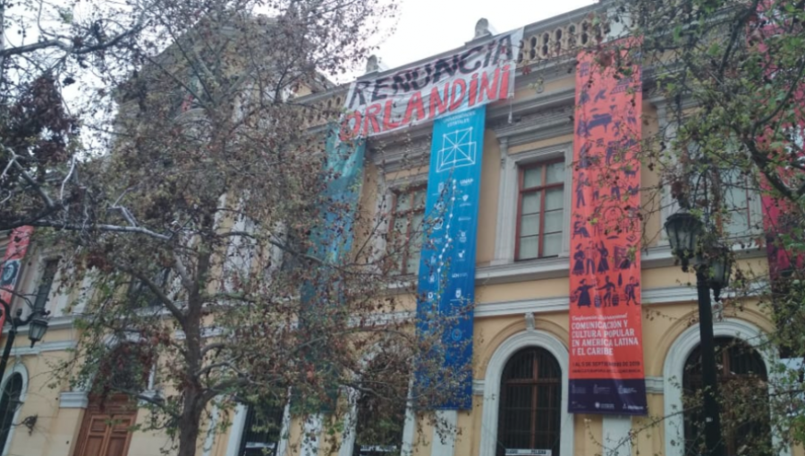 Estudiantes de Artes se toman la Casa Central de la U. de Chile: exigen salida de decano