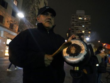 Con "cacerolazo" y marcha "antifascista" terminó jornada de protesta por los derechos sociales en Santiago