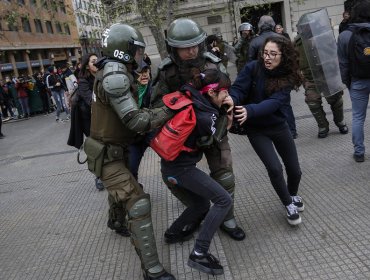 Diversos incidentes se registraron durante marchas no autorizadas por el centro de Santiago