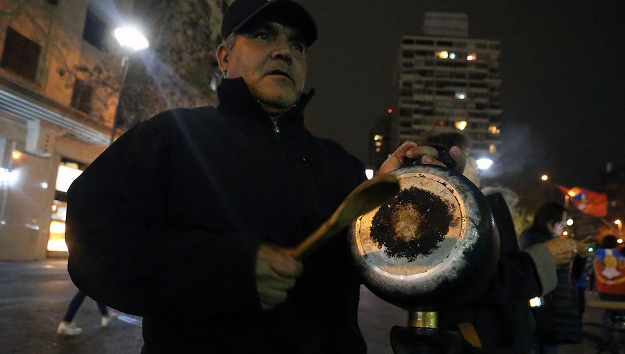 Con "cacerolazo" y marcha "antifascista" terminó jornada de protesta por los derechos sociales en Santiago