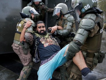 Más de 90 detenidos dejó marcha no autorizada por los derechos sociales en Santiago