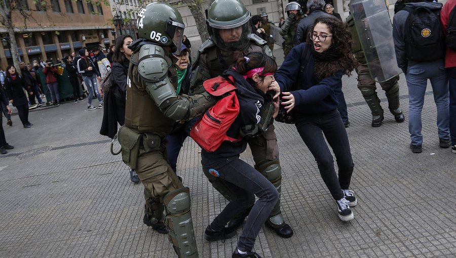 Diversos incidentes se registraron durante marchas no autorizadas por el centro de Santiago