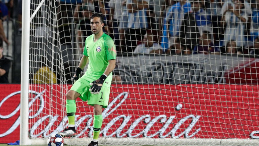 Arquero del Liverpool felicitó a Bravo por su regreso a la selección chilena