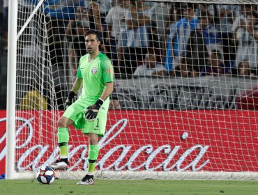 Arquero del Liverpool felicitó a Bravo por su regreso a la selección chilena