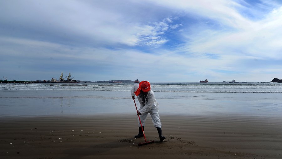 Vecinos denuncian cuarto día de varamiento de carbón en la playa Ventanas