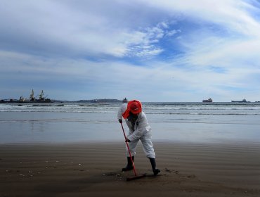 Vecinos denuncian cuarto día de varamiento de carbón en la playa Ventanas