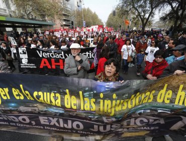 Miles de personas marcharon por la Alameda en recuerdo a las víctimas de la dictadura